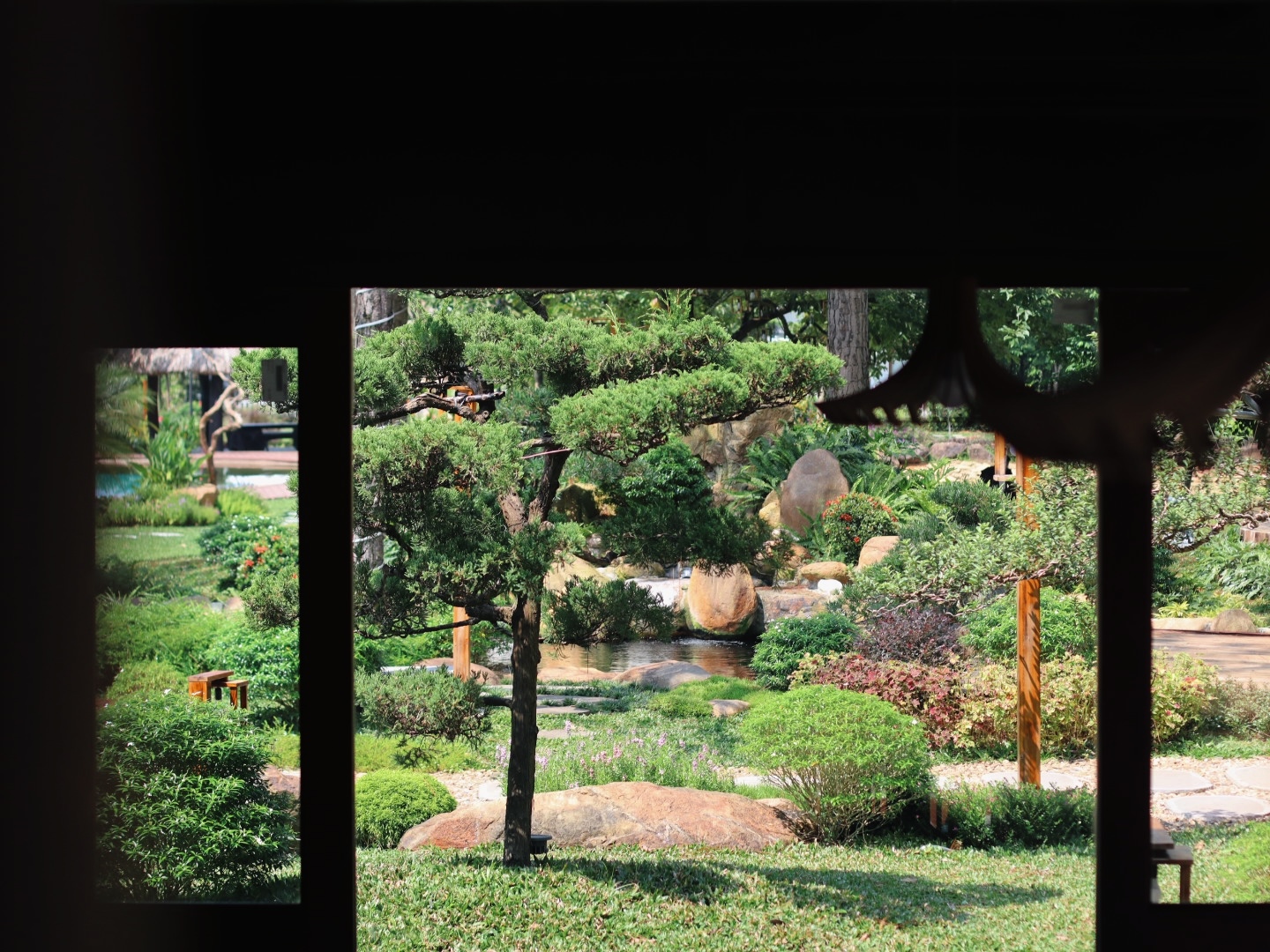 Khu vườn nhìn từ bên trong villa